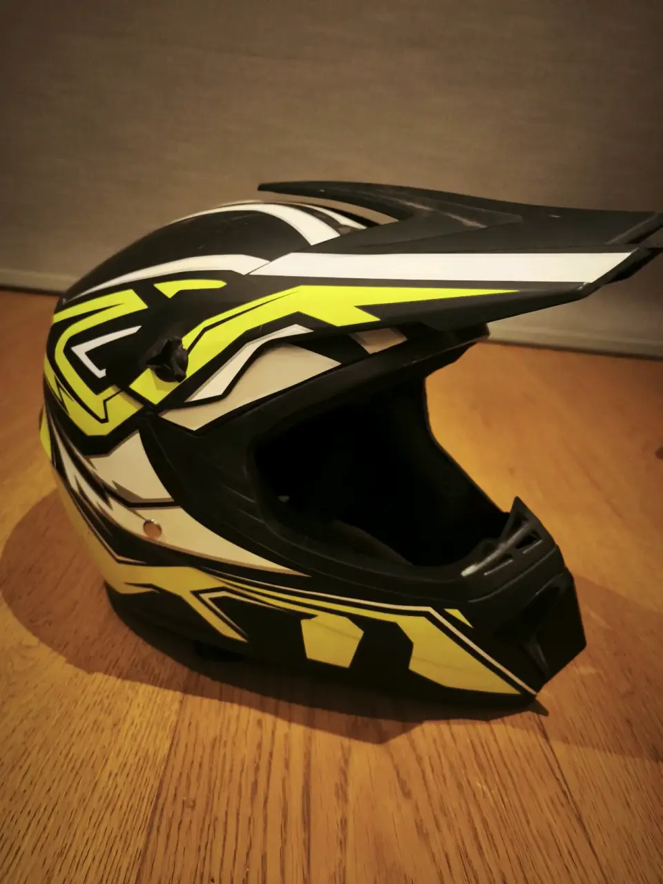 Casco motocross negro y amarillo