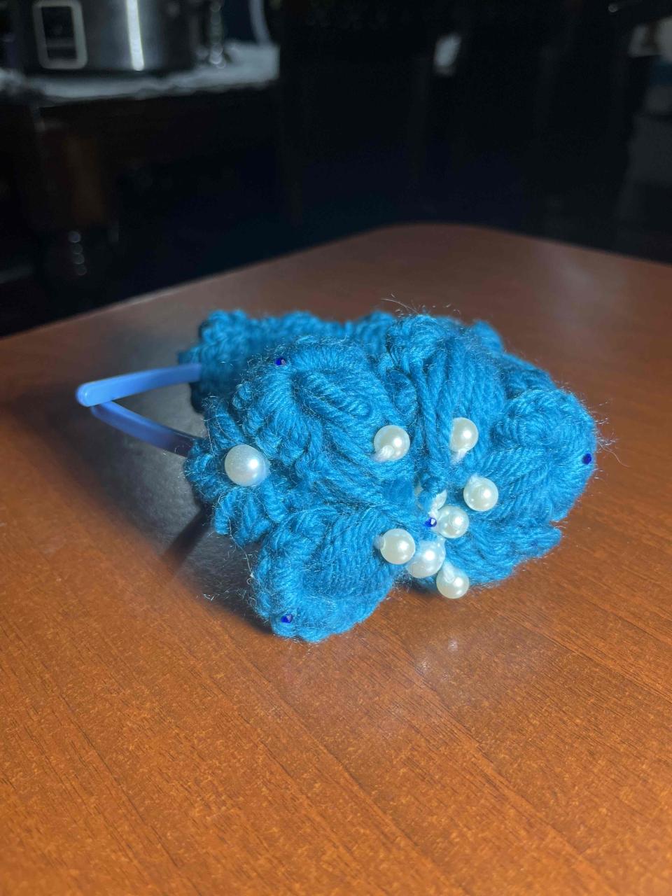 Diadema azul con adornos - miniatura 1