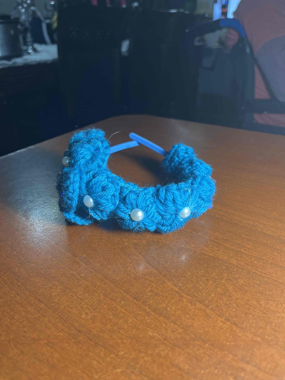 Diadema azul con adornos - miniatura 2