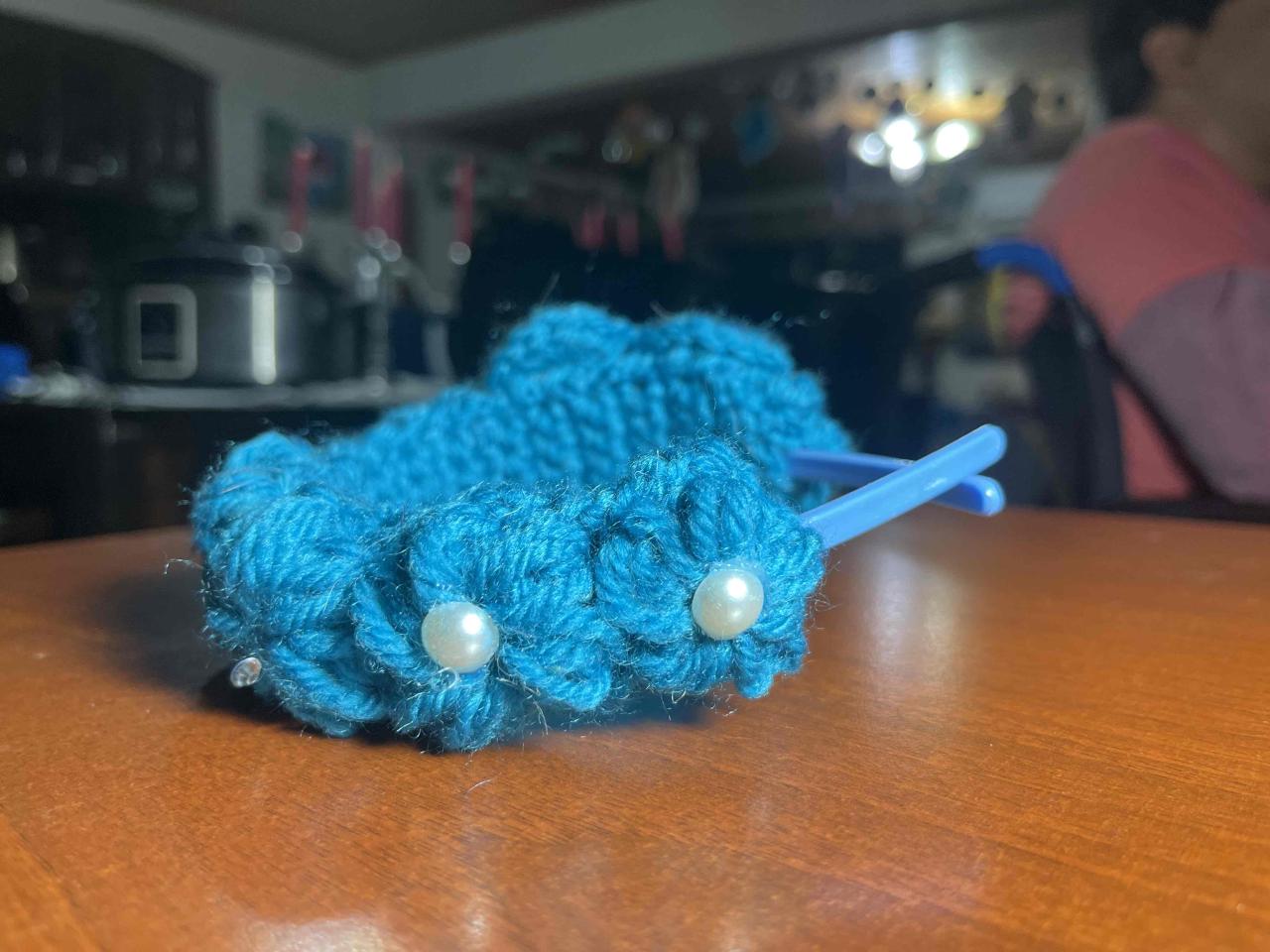 Diadema azul con adornos - miniatura 4