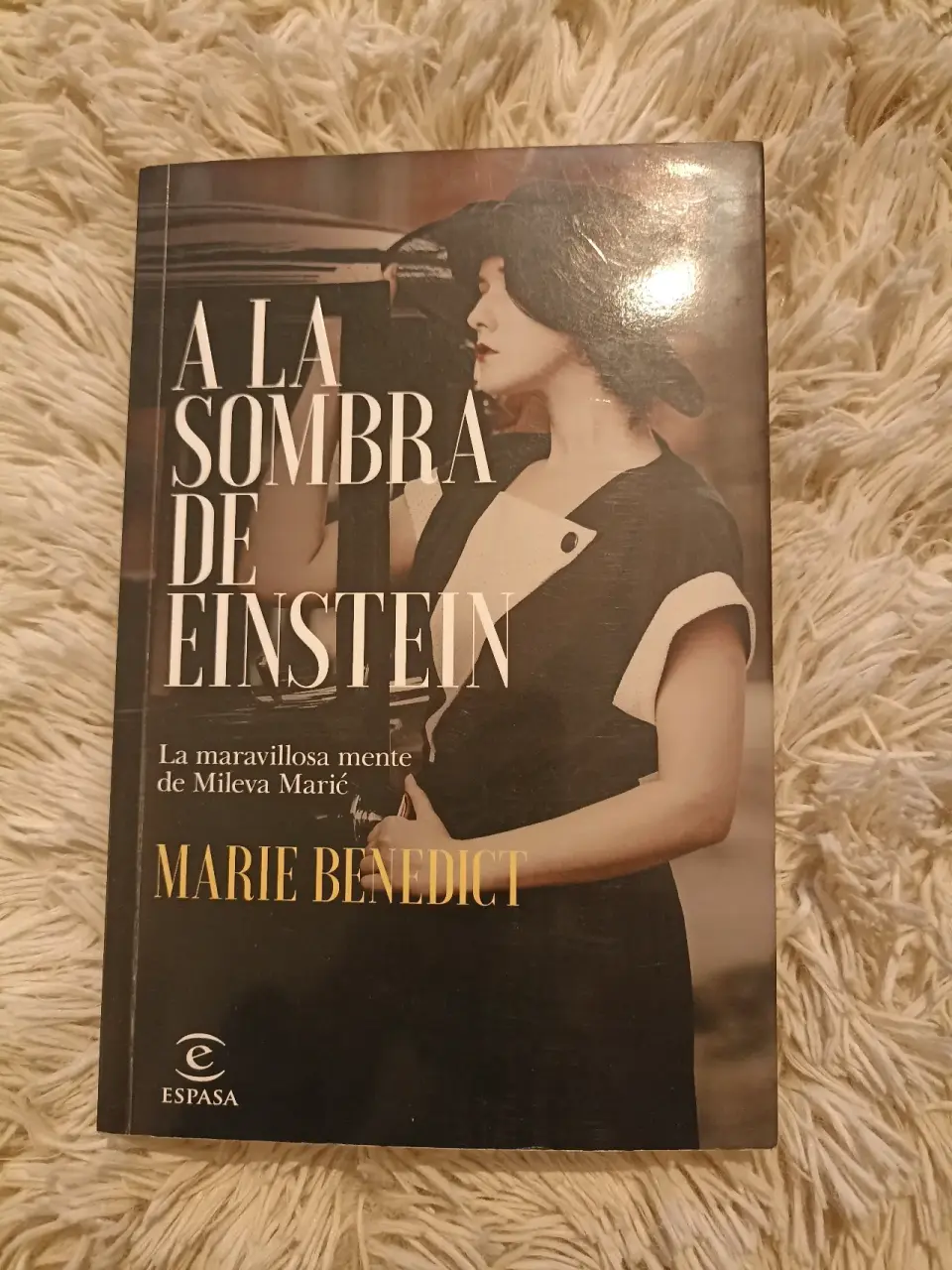 Libro 'A la sombra de Einstein' de Marie Benedict - miniatura 1