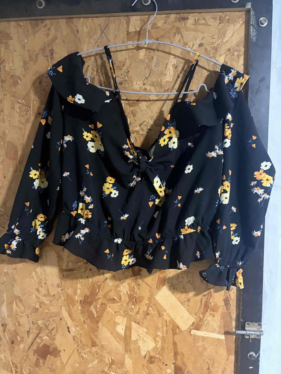Blusa floreada negra con lazos y volantes - miniatura 1