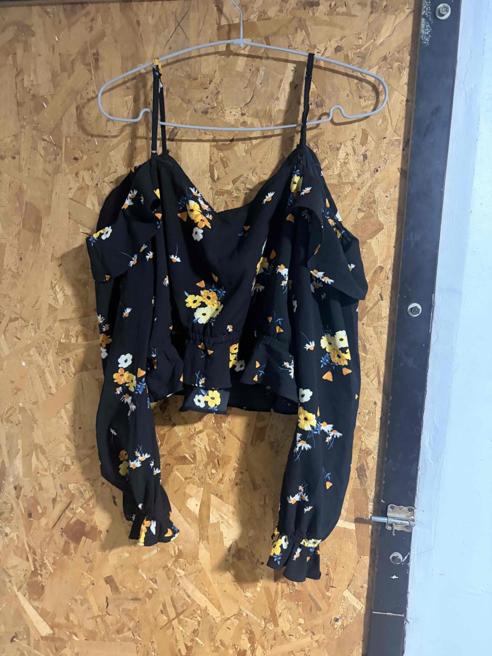 Blusa floreada negra con lazos y volantes - miniatura 2