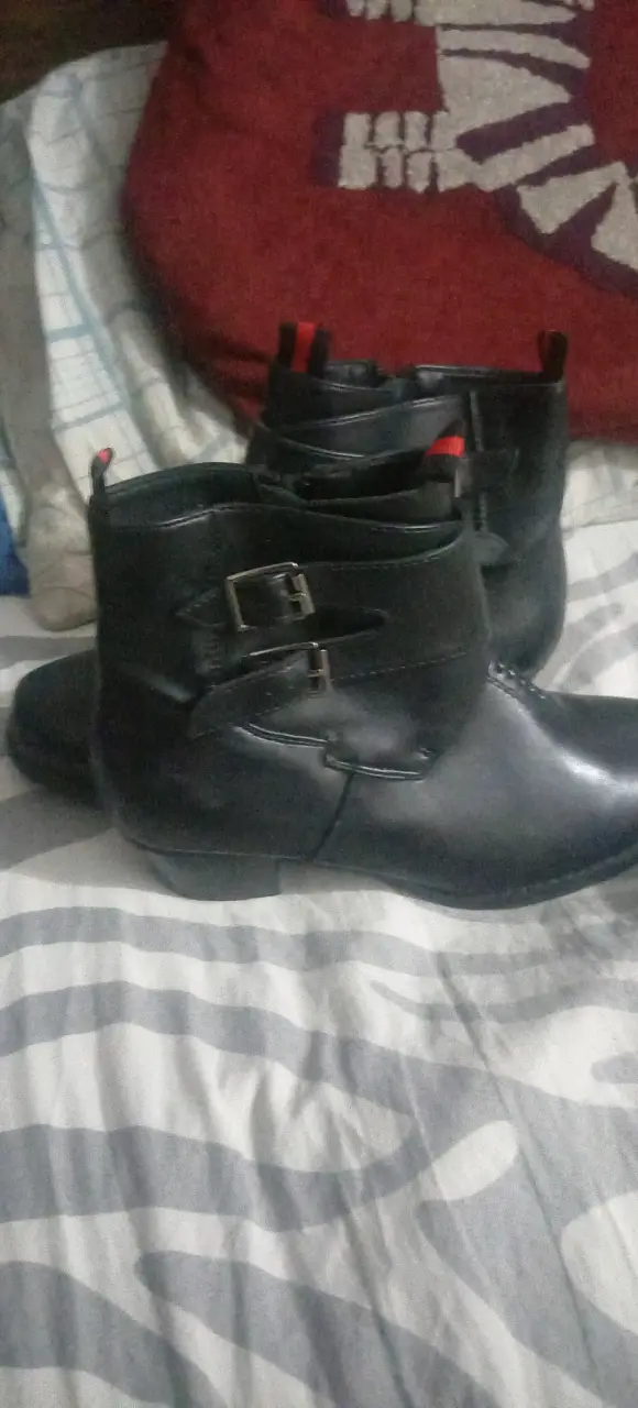 Botines negros con hebillas - miniatura 1