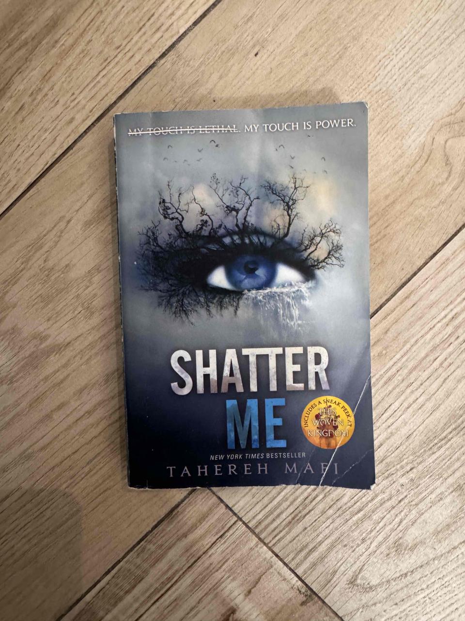 Libro 'Shatter Me' de Tahereh Mafi