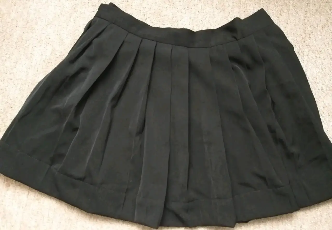 Falda negra plisada