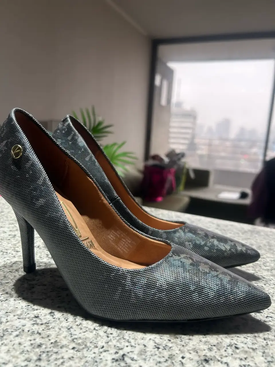 Tacones grises elegantes - miniatura 4