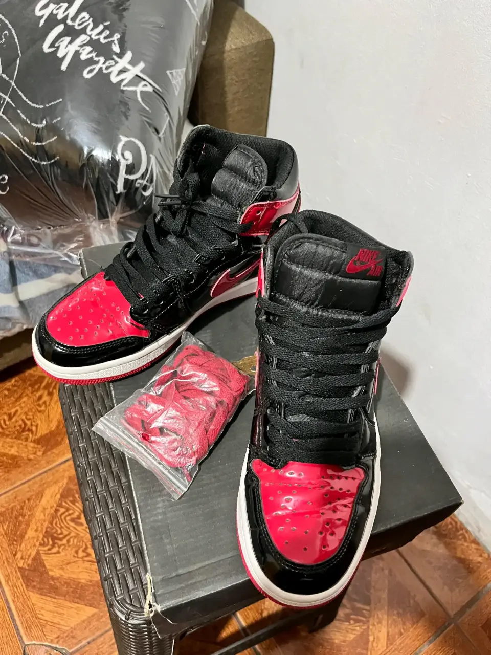 Zapatillas deportivas rojas y negras - miniatura 2