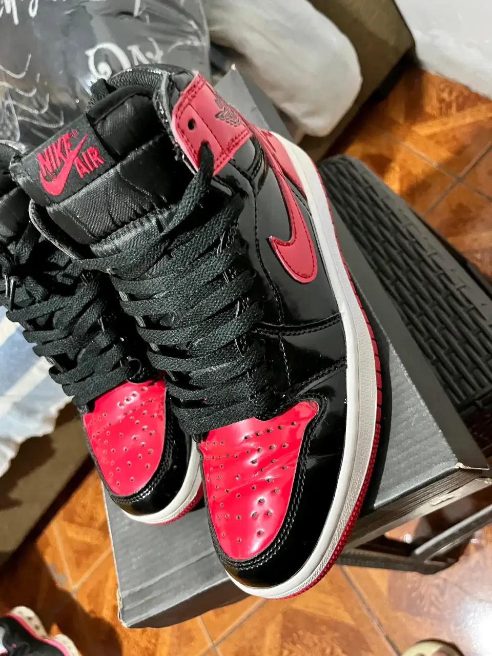 Zapatillas deportivas rojas y negras - miniatura 3