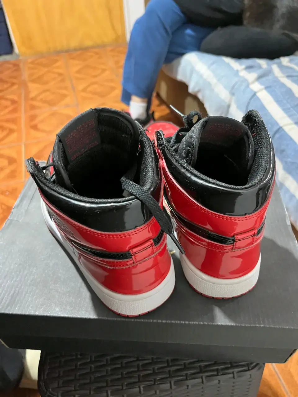 Zapatillas deportivas rojas y negras - miniatura 4