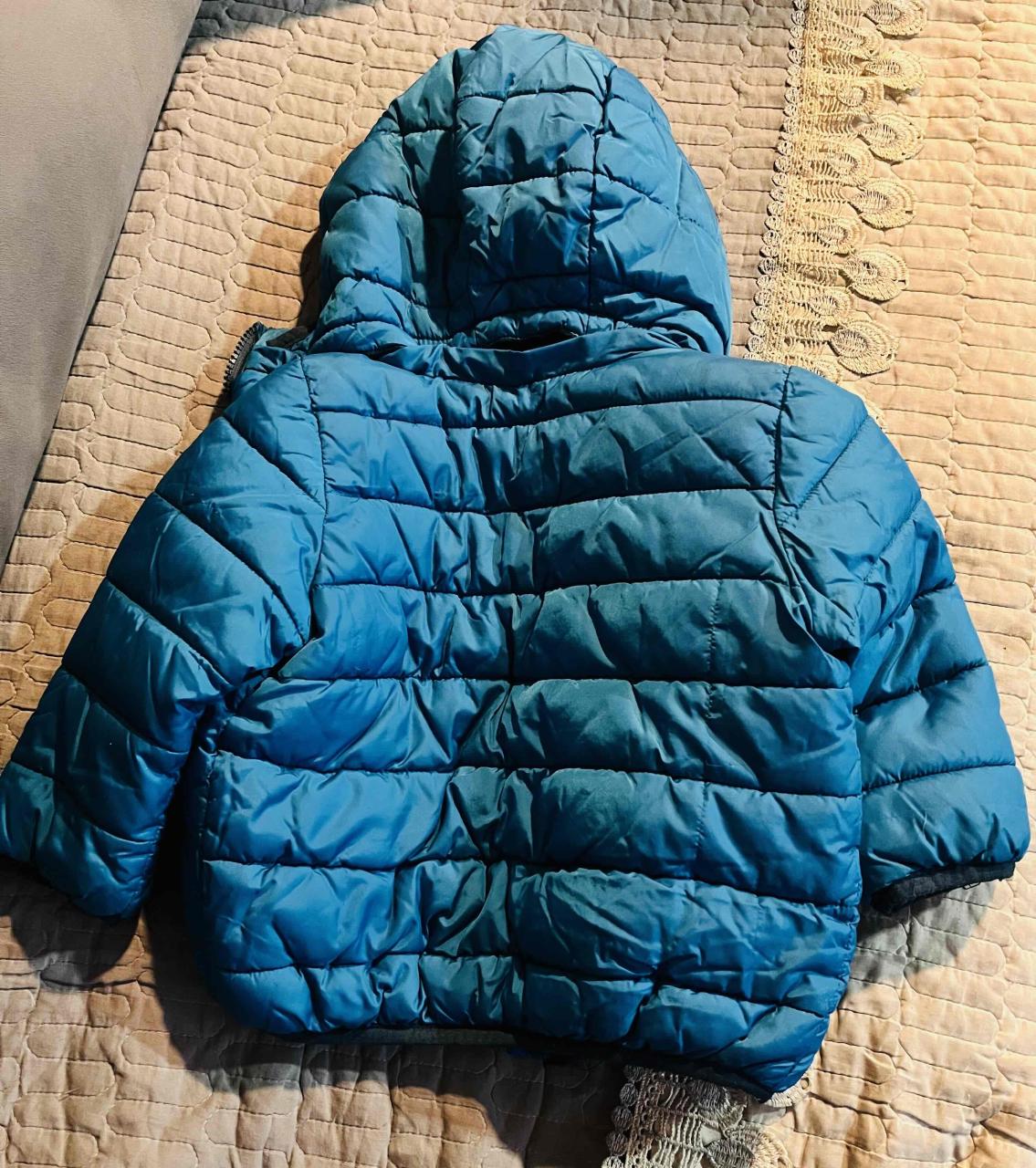 Chaqueta acolchada azul para niños - miniatura 3