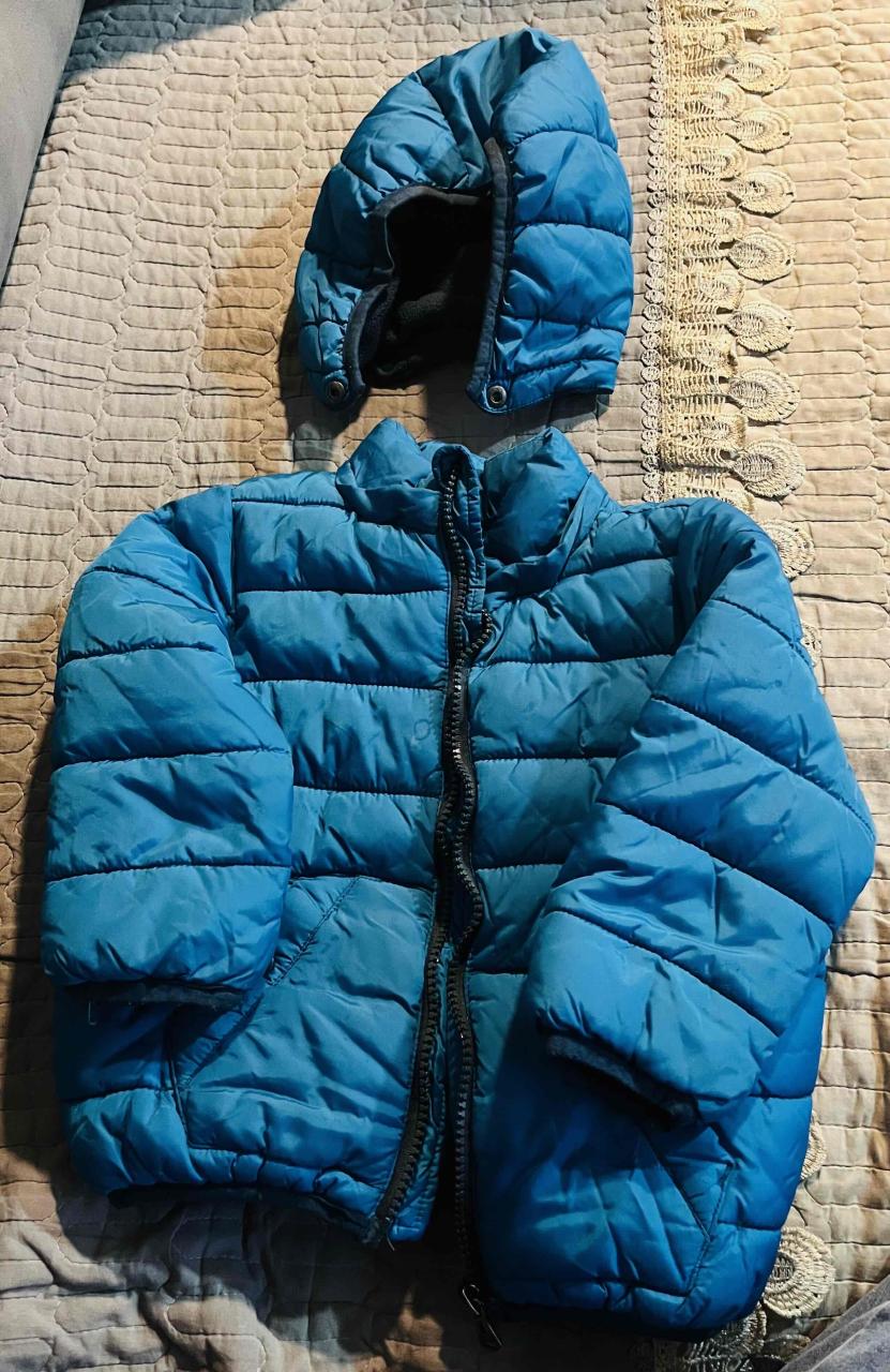 Chaqueta acolchada azul para niños - miniatura 4