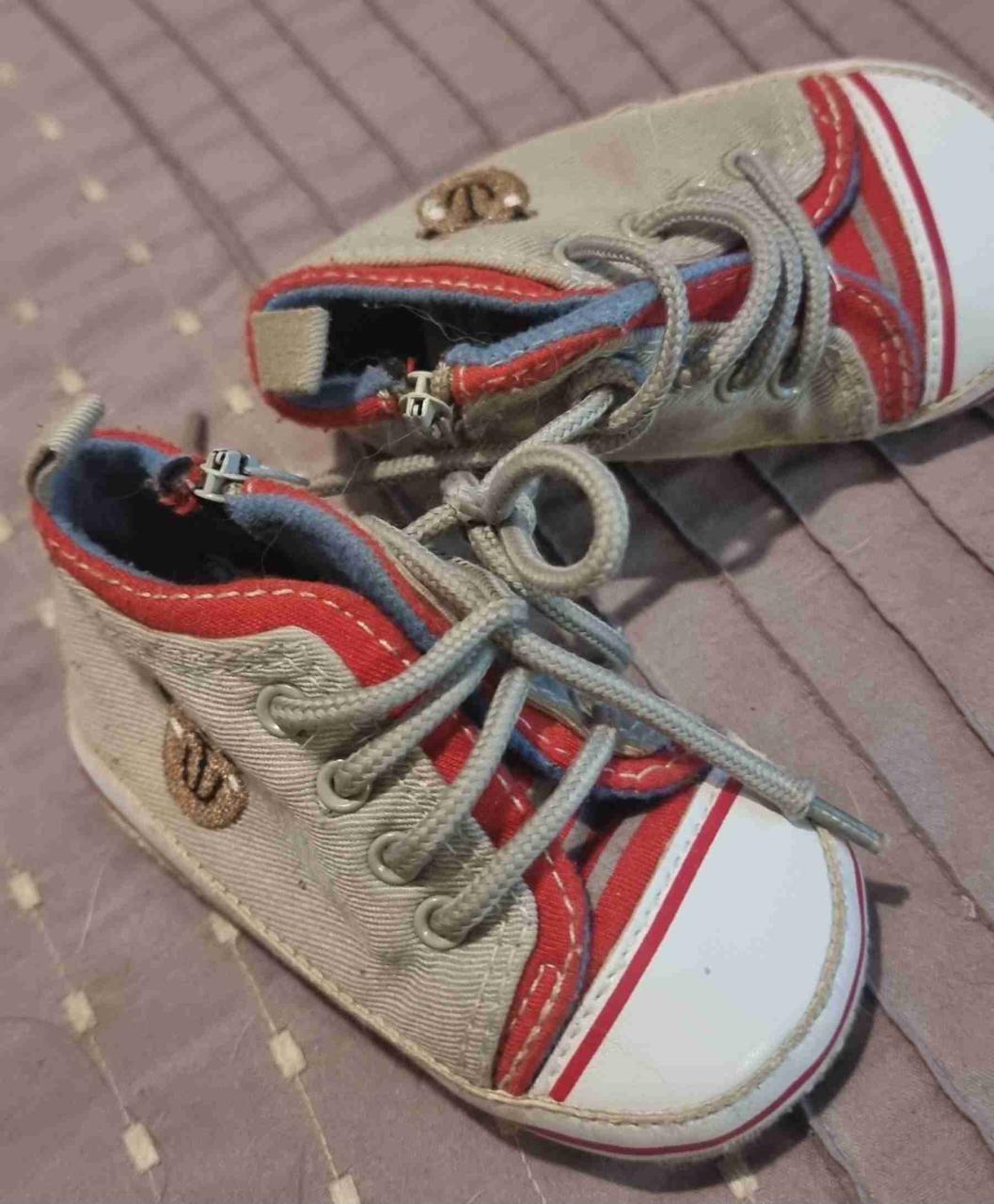 Zapatillas infantiles gris y rojo nro 17 - miniatura 2