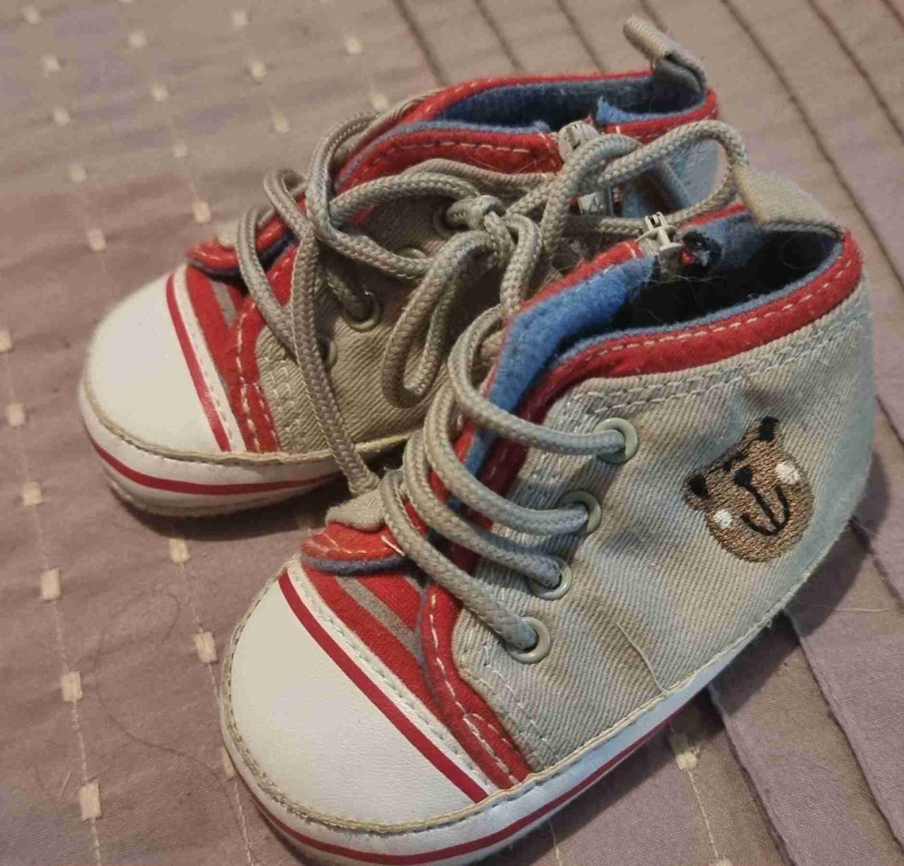 Zapatillas infantiles gris y rojo nro 17 - miniatura 3