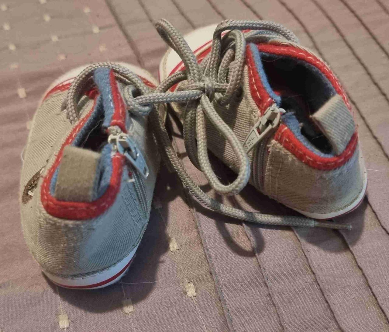 Zapatillas infantiles gris y rojo nro 17 - miniatura 5