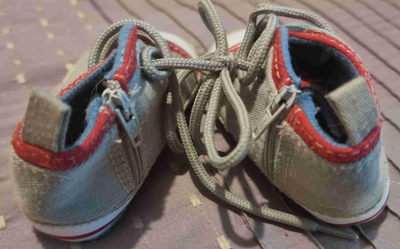 Zapatillas infantiles gris y rojo nro 17 - miniatura 6