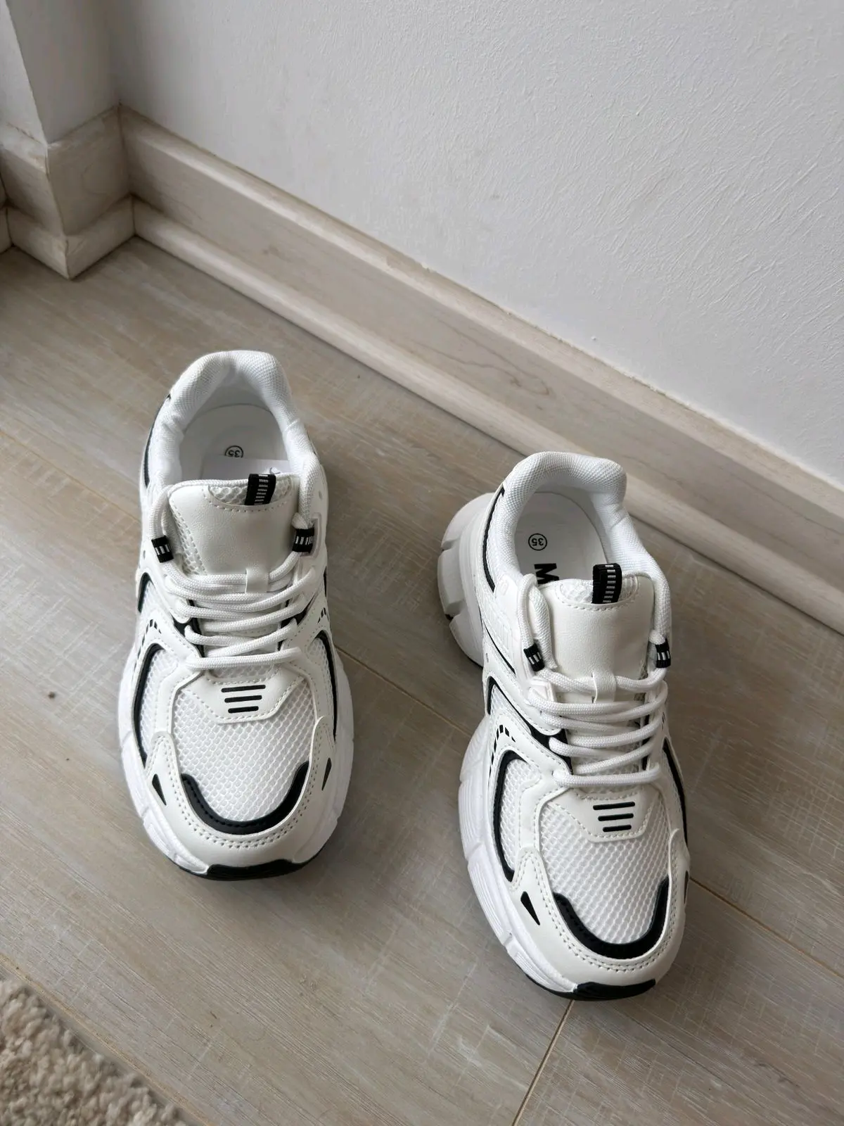 Zapatillas deportivas blancas con detalles negros - miniatura 2