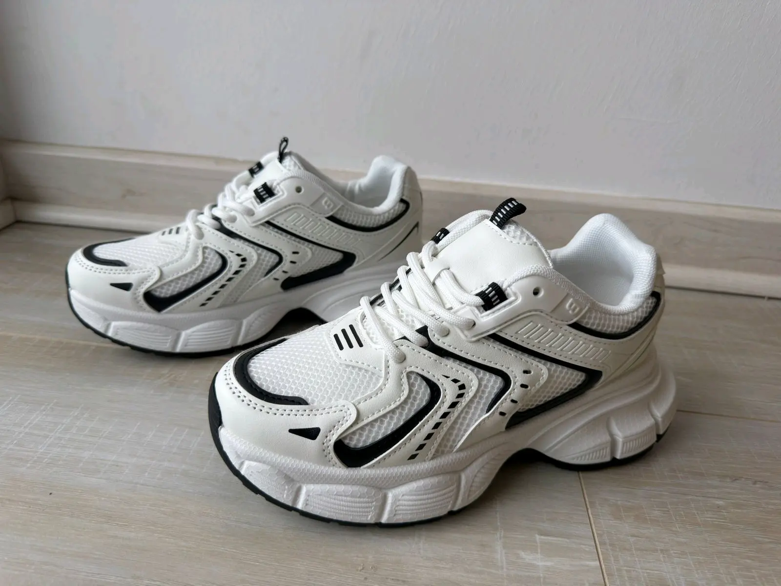 Zapatillas deportivas blancas con detalles negros - miniatura 3