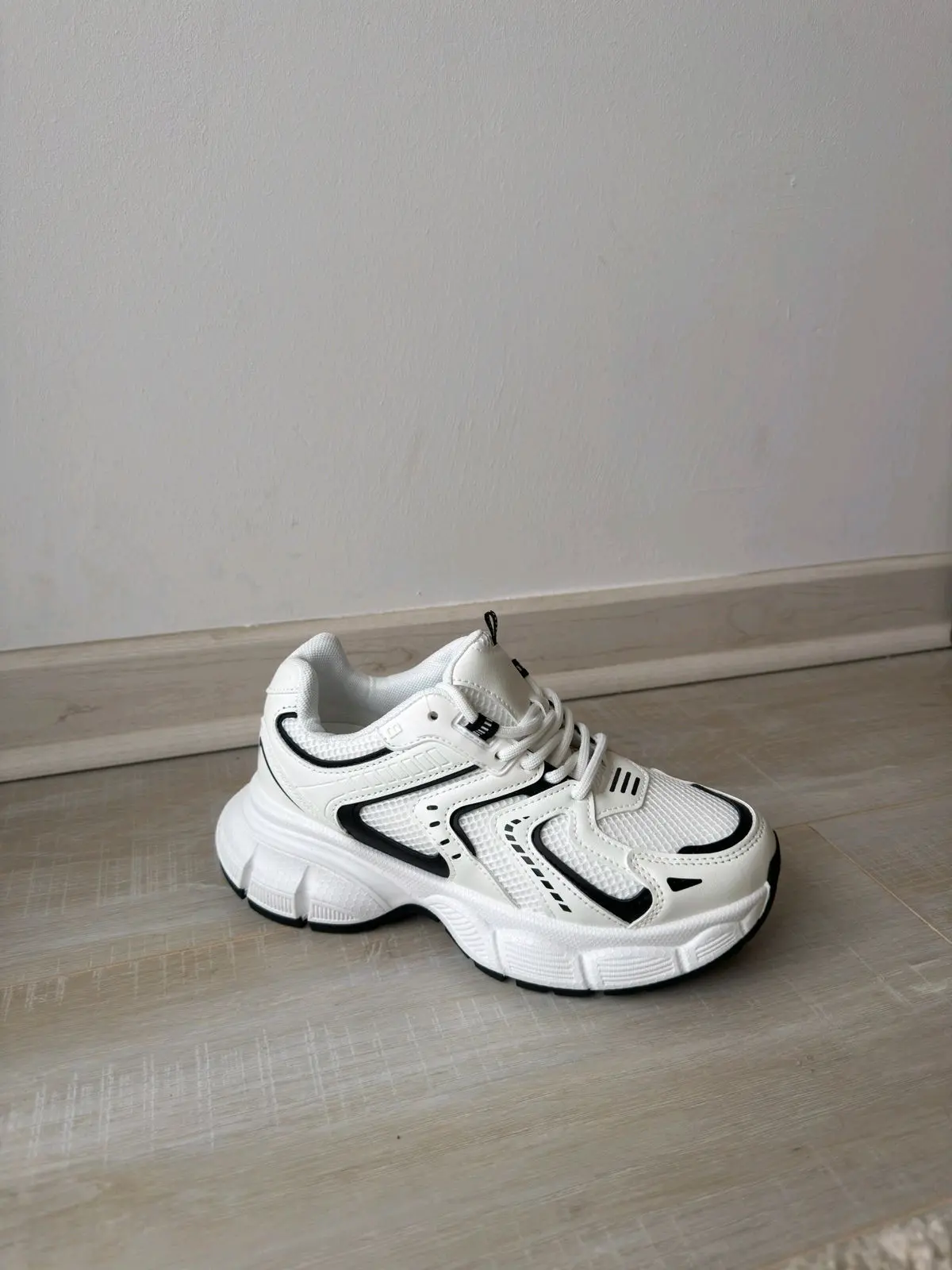 Zapatillas deportivas blancas con detalles negros - miniatura 4