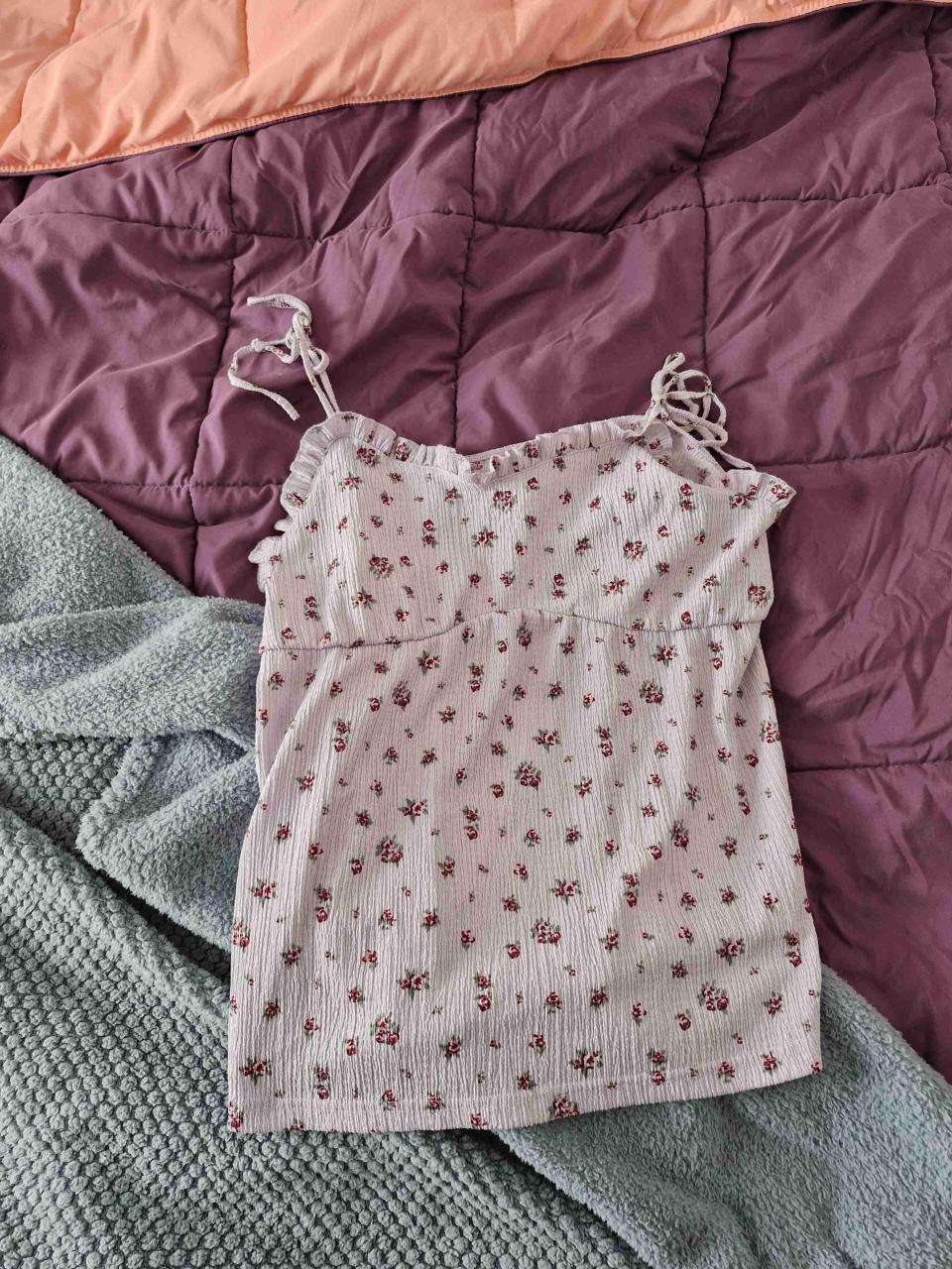 Blusa floral con tirantes - miniatura 3