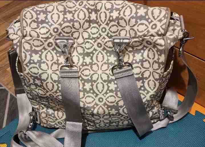 Bolso pañalero estampado gris marca Petunia - miniatura 4
