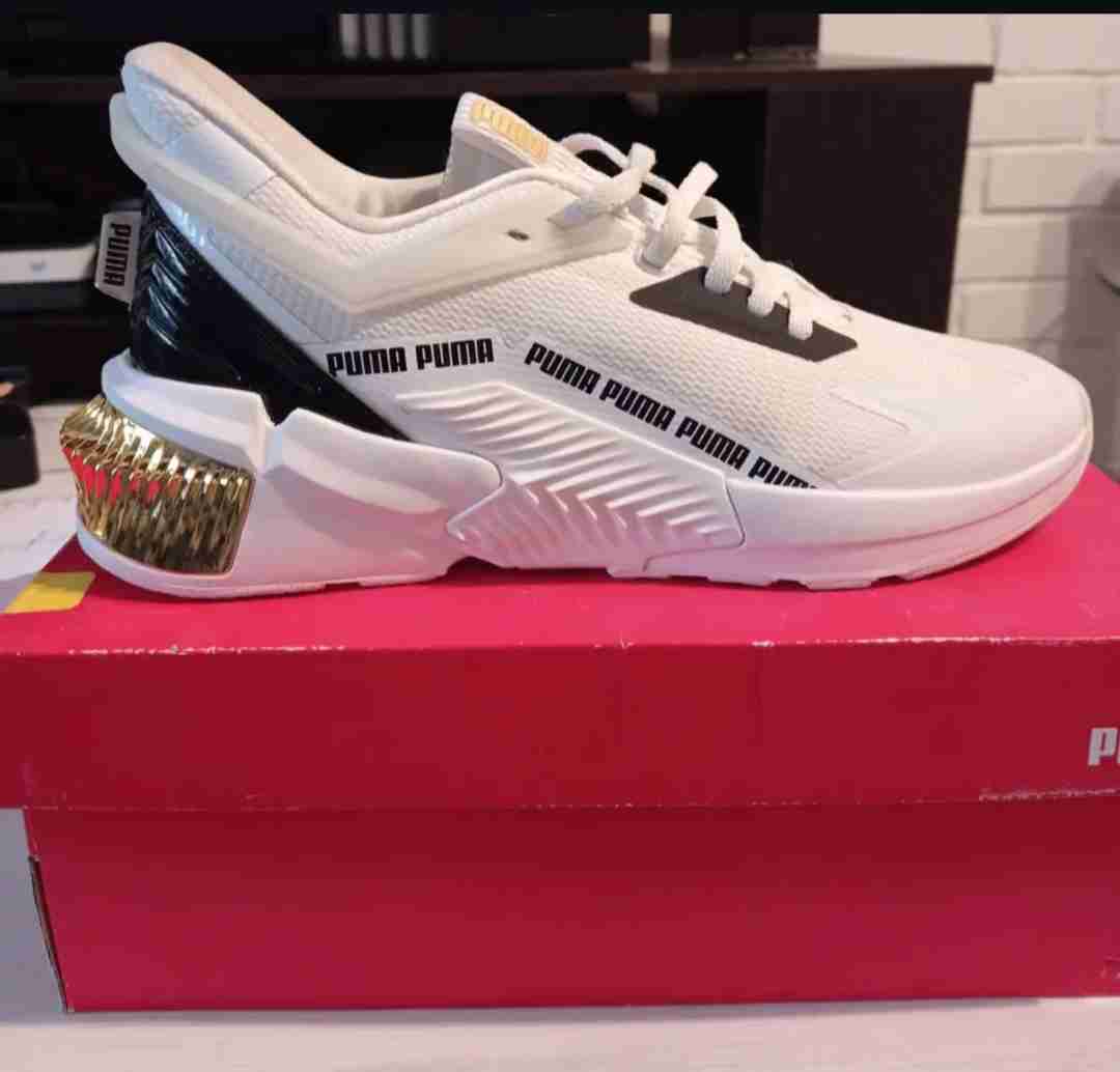 Zapatillas blancas con detalles dorados - miniatura 2