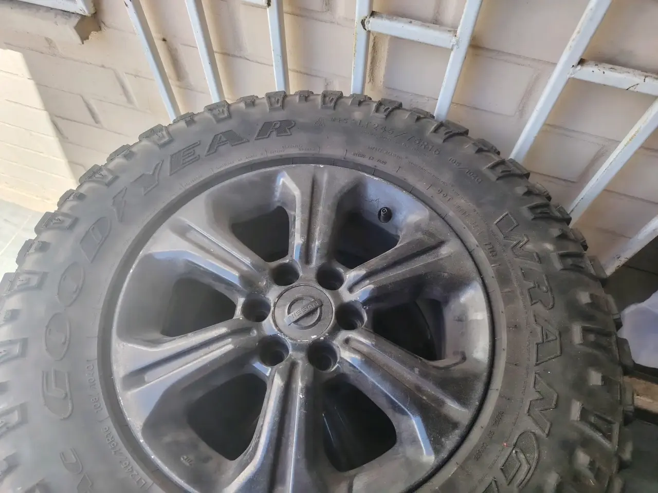 Llanta Goodyear con aro Nissan - miniatura 1