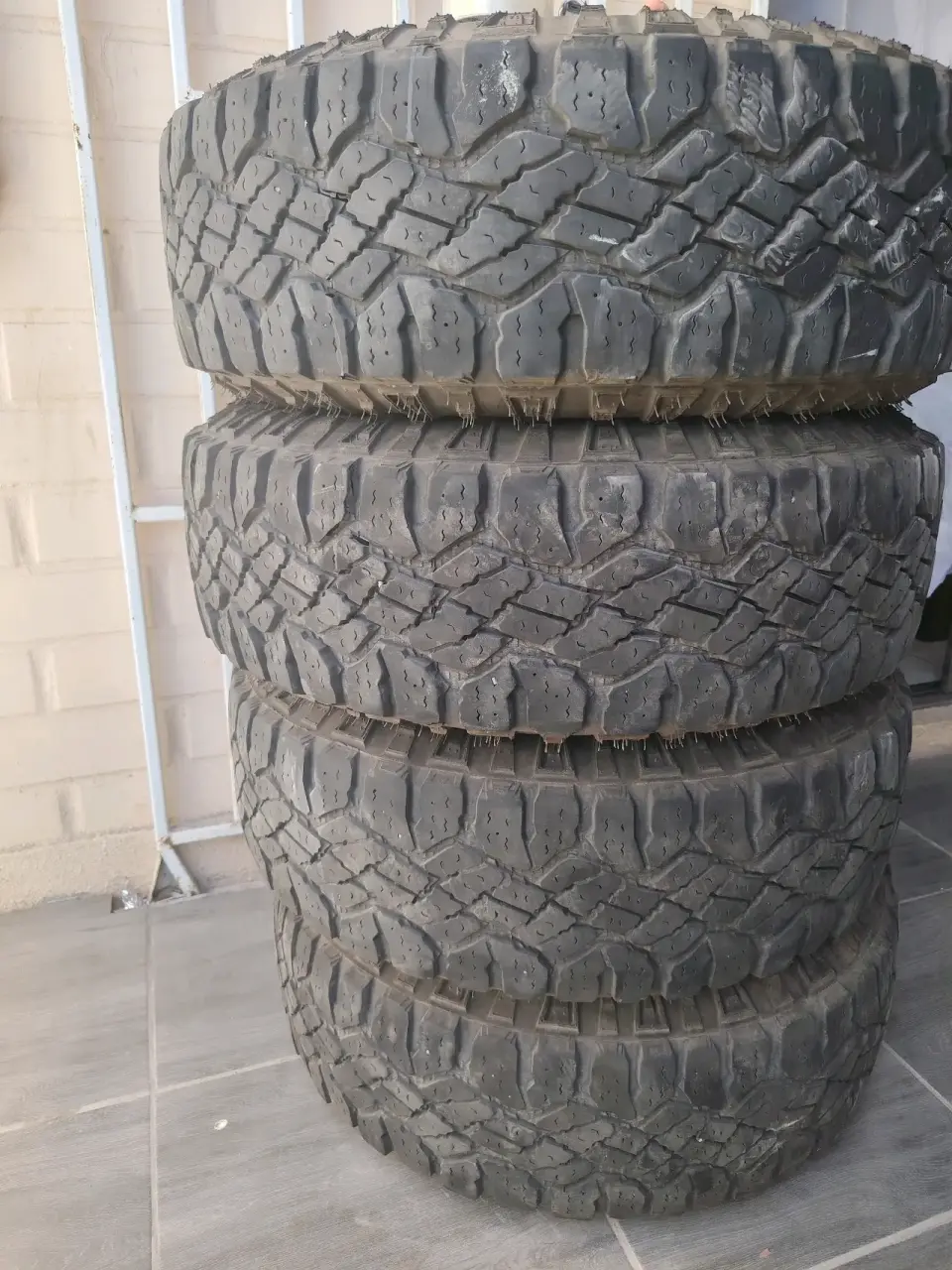 Llanta Goodyear con aro Nissan - miniatura 2