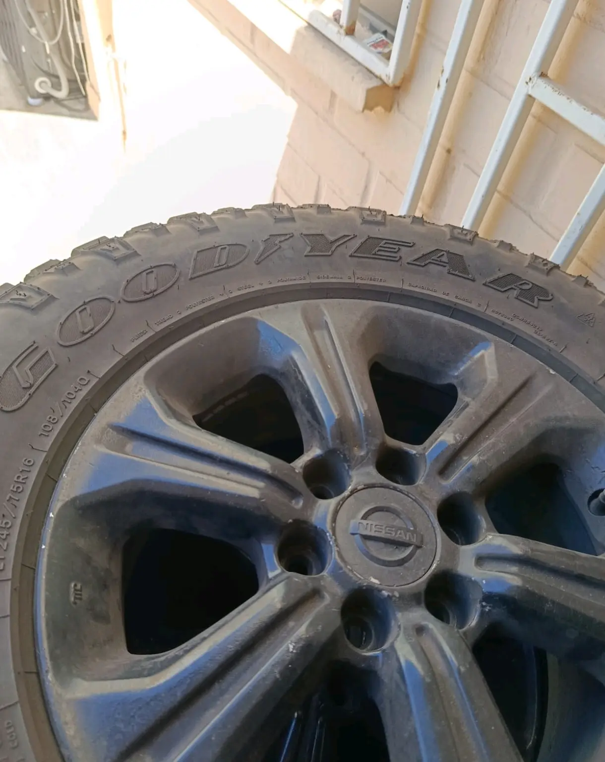 Llanta Goodyear con aro Nissan - miniatura 4