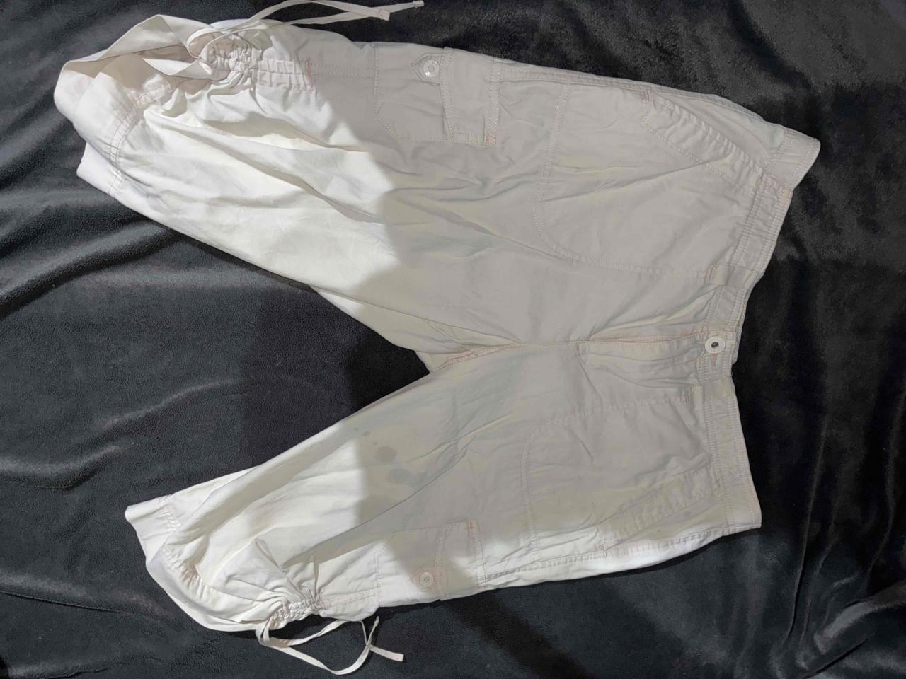 Pantalones cortos beige deportivos tipo pescadores