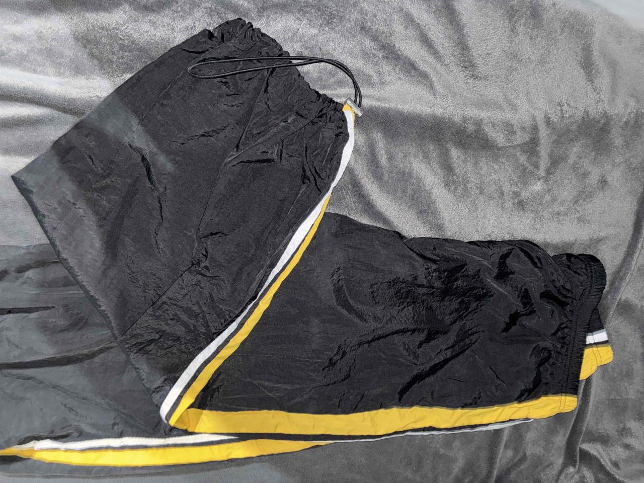 Pantalón deportivo cortaviento negro unisex shein - miniatura 3
