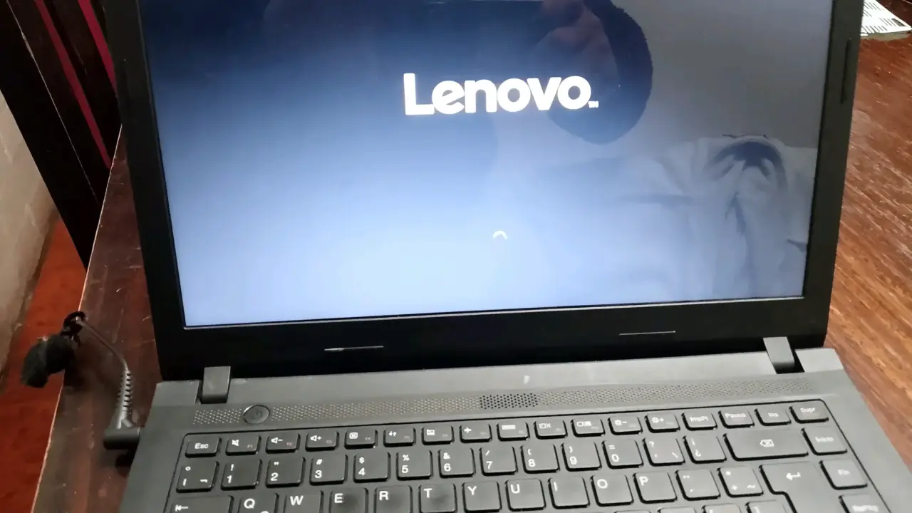Notebook Lenovo negro usado - miniatura 2
