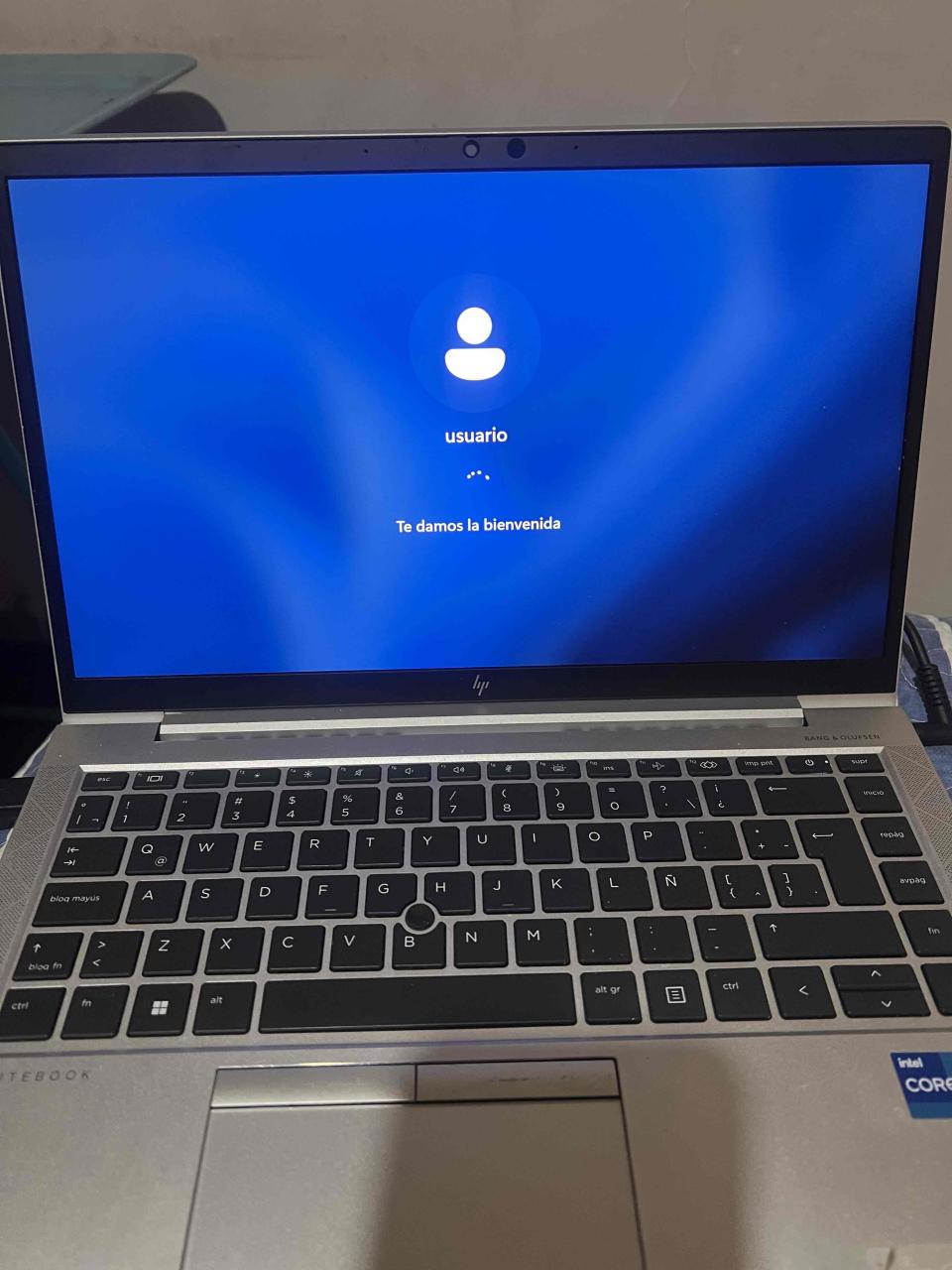 Notebook HP con pantalla encendida - miniatura 1