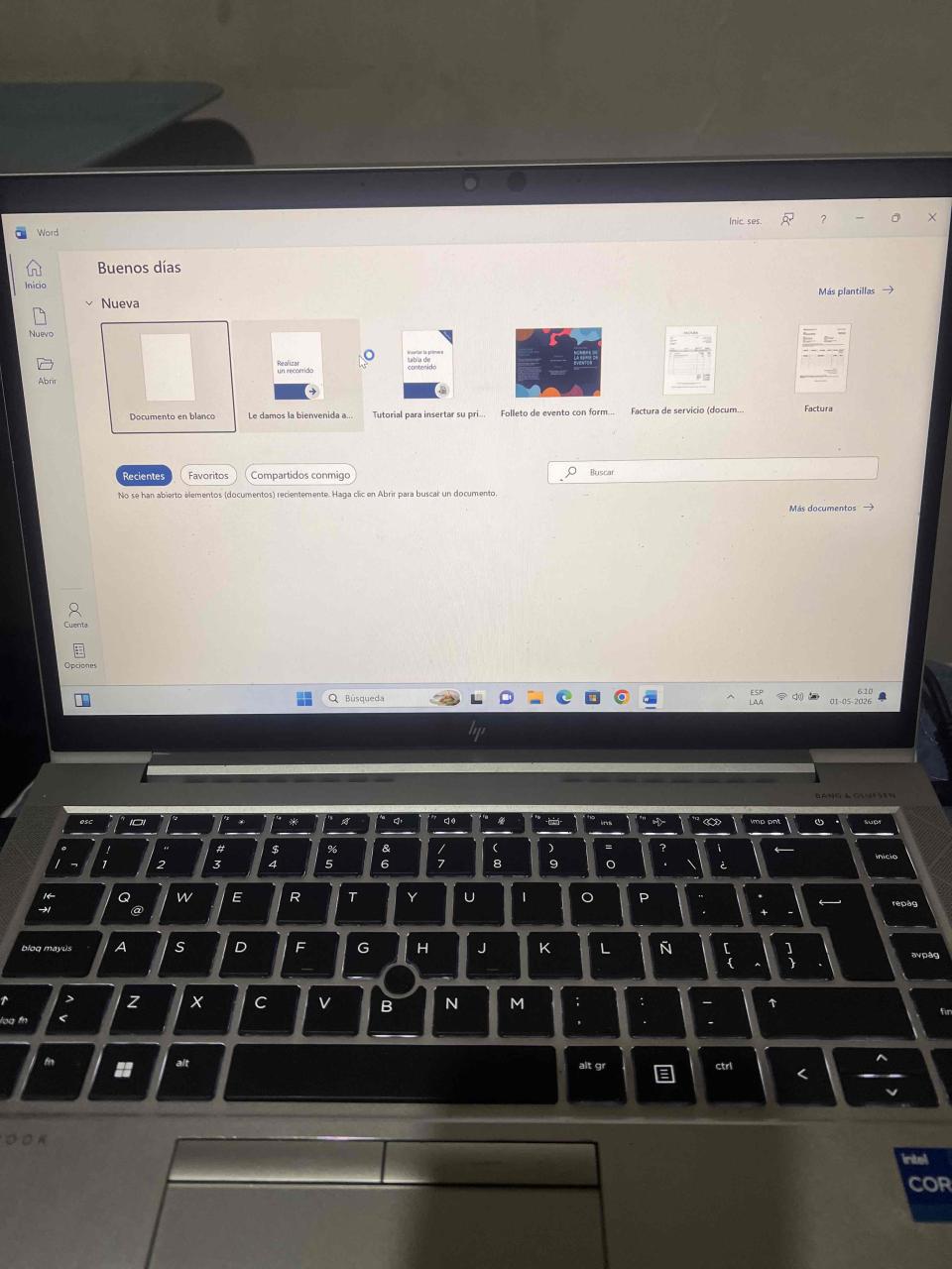 Notebook HP con pantalla encendida - miniatura 2