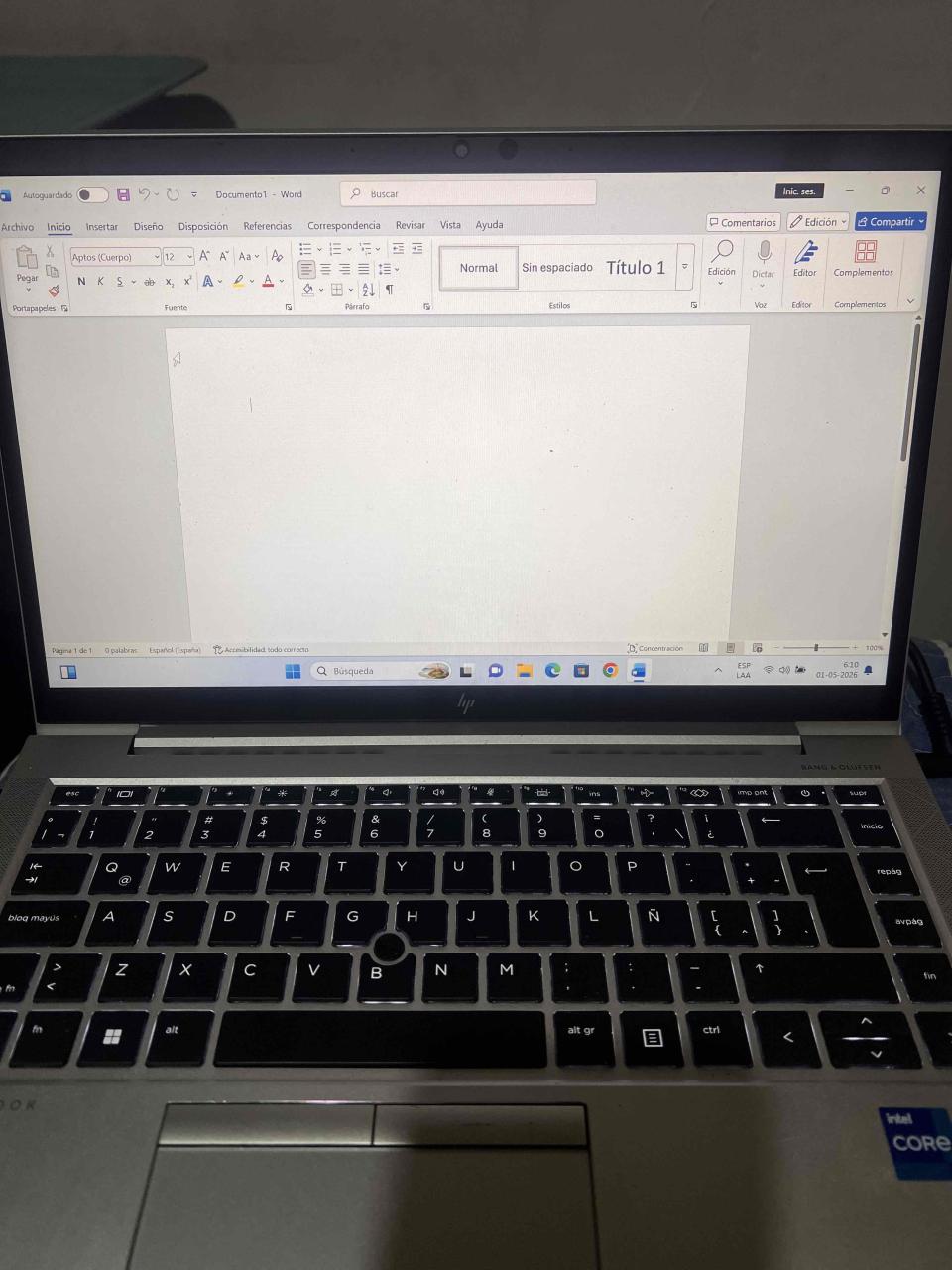 Notebook HP con pantalla encendida - miniatura 3