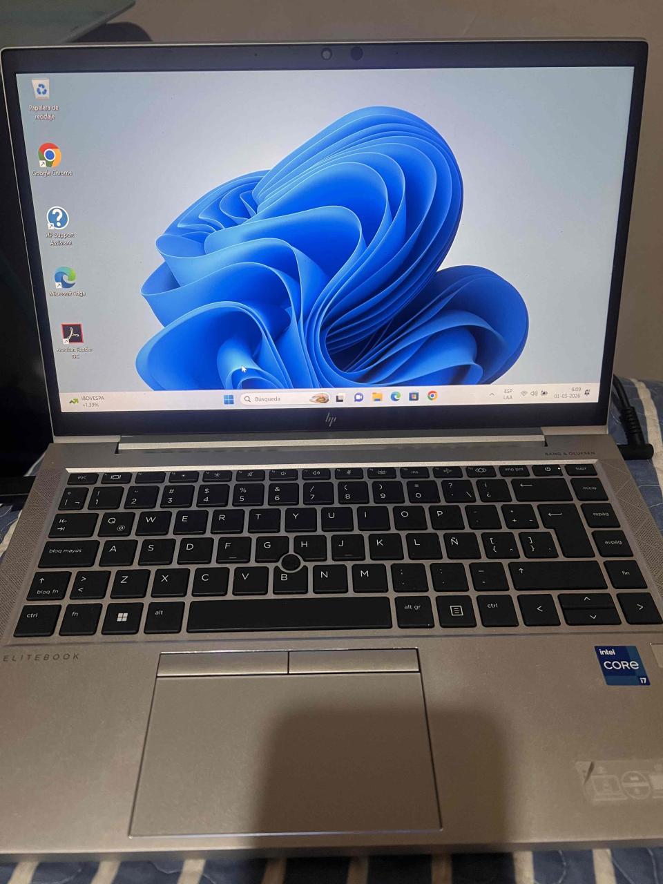 Notebook HP con pantalla encendida - miniatura 4