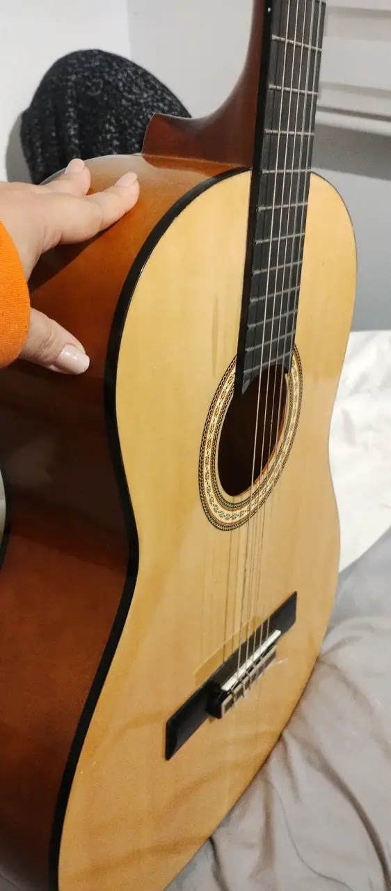 Guitarra clásica de madera - miniatura 1