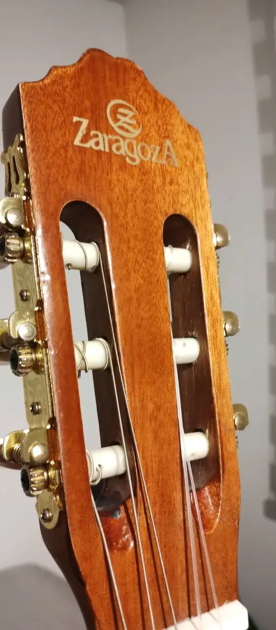 Guitarra clásica de madera - miniatura 3