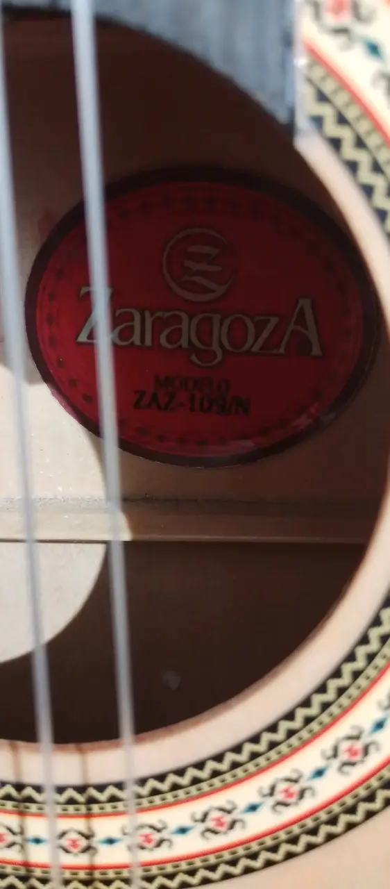 Guitarra clásica de madera - miniatura 4