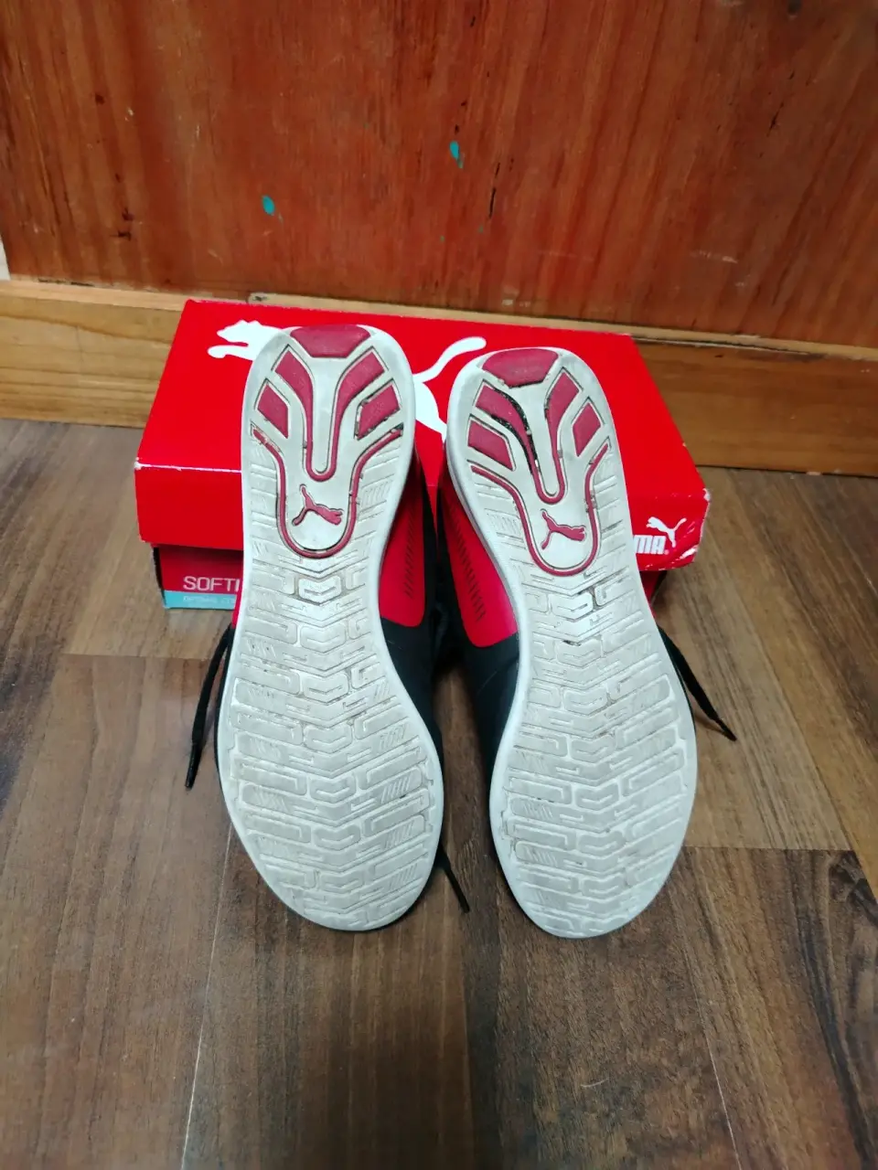 Zapatillas negras y rojas - miniatura 4