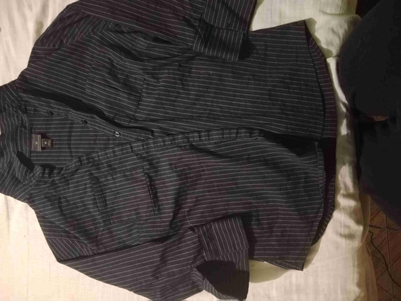 Camisa negra con rayas