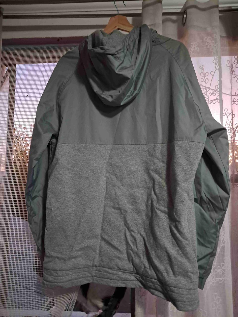 Chaqueta gris con capucha - miniatura 2