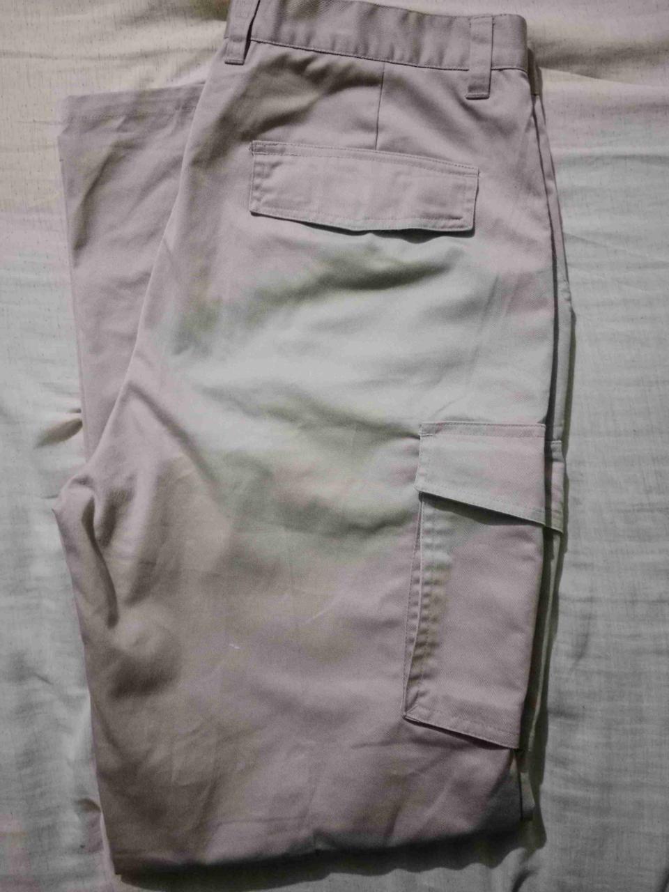 Pantalón cargo beige hombre