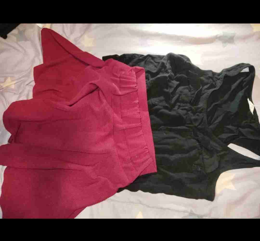 Blusa negra y falda rosa