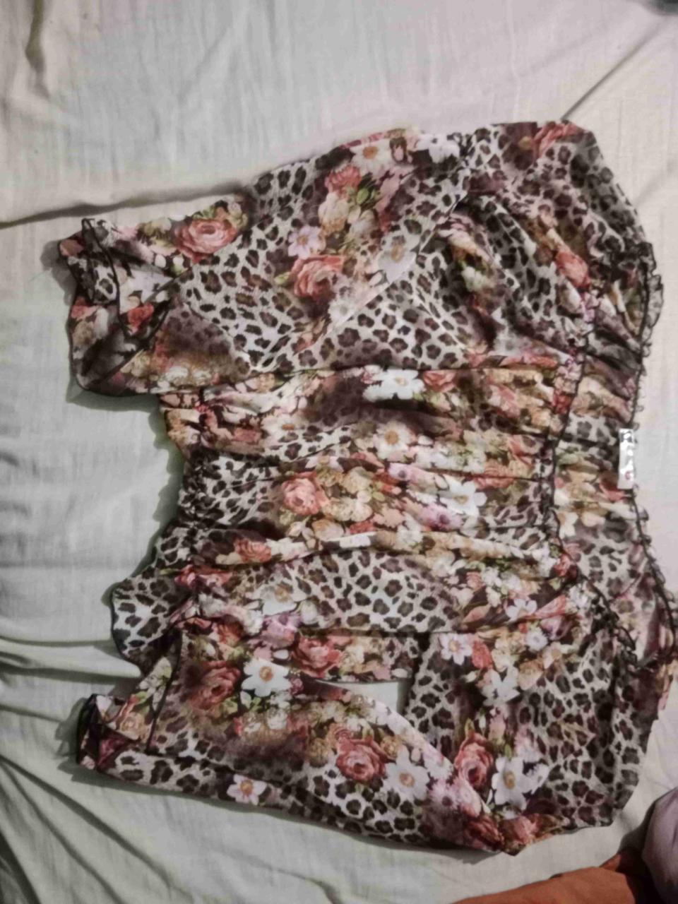 Blusa con diseño floral y animal print