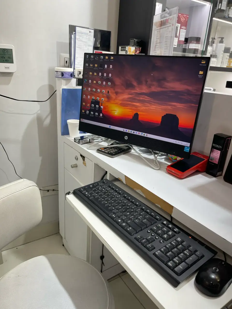 Monitor HP con teclado y mouse