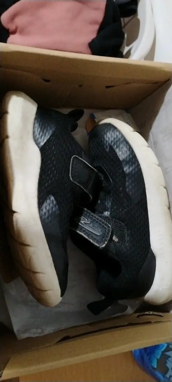 Zapatillas negras con velcro - miniatura 1