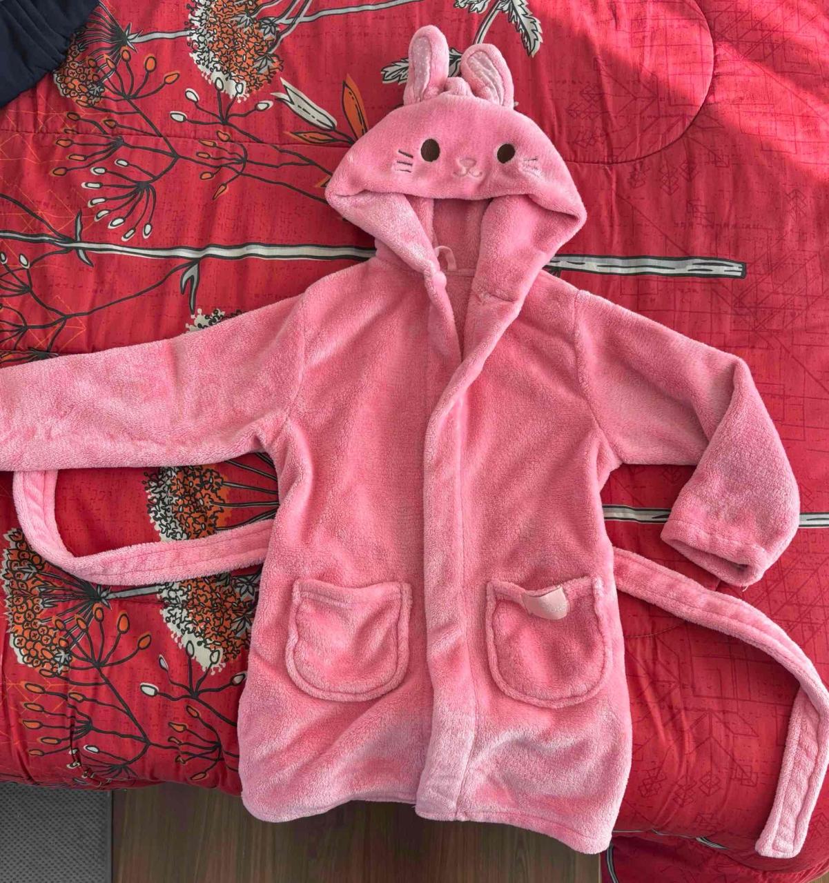 Bata infantil rosa con capucha