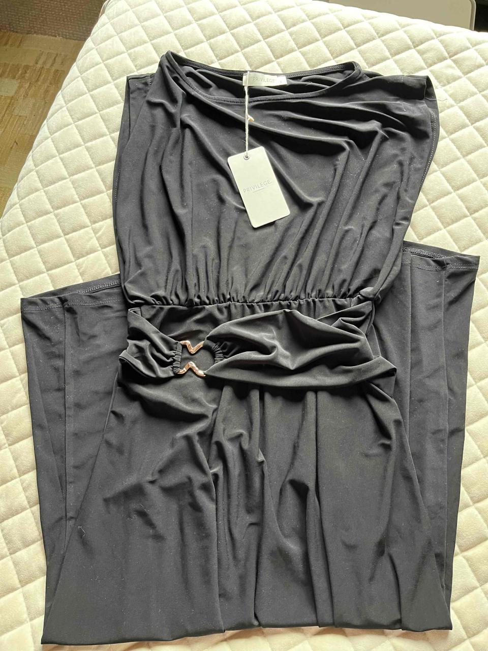 Vestido negro con cinturón