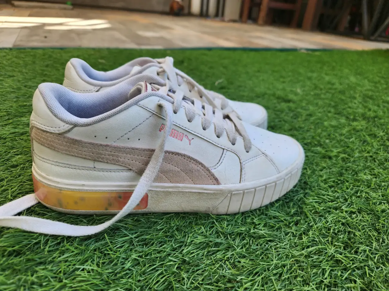 Zapatillas blancas deportivas - miniatura 1